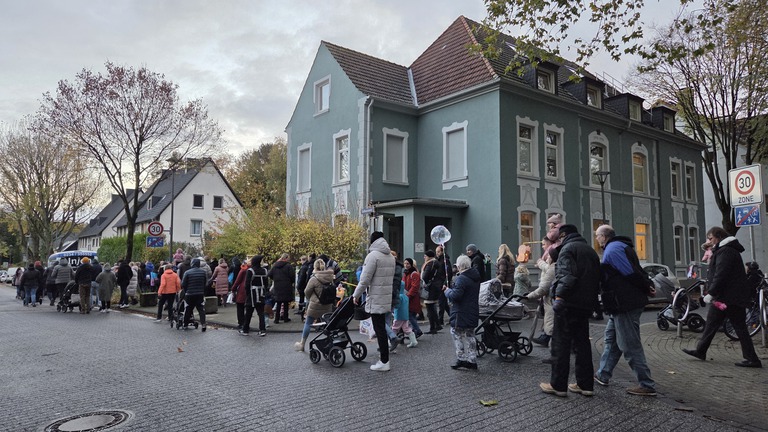 Erster Lichterlauf am 26.10.25 auf dem Weg zum Sportplatz
