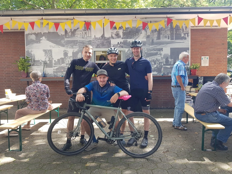 Tag der Trinkhallen am 06.08.2022 Besuchergruppe mit Fahrrad