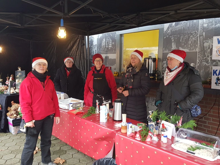 Weihnachtsmarkt 2021 Waffelverkauf vor der Bude