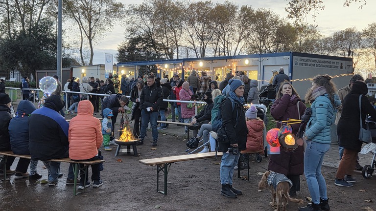 Erster Lichterlauf am 26.10.25 Endstation auf dem Fußballplatz in Gerthe