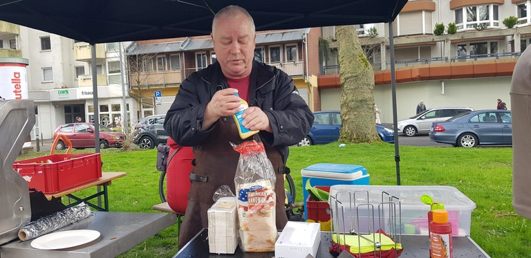 Das Flohmarkt-Team Chilli Willi Würstchen am 23.03.2024
