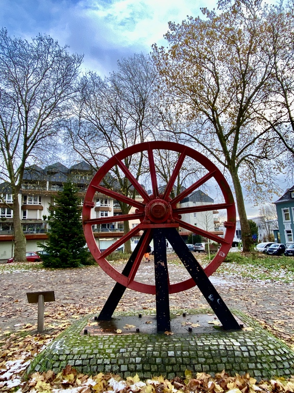 Weihnachtsbaum aufstellen im Gerther Marktgarten