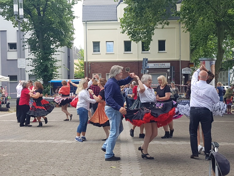 Tag der Trinkhallen am 06.08.2022 Square Dance auf dem Markt