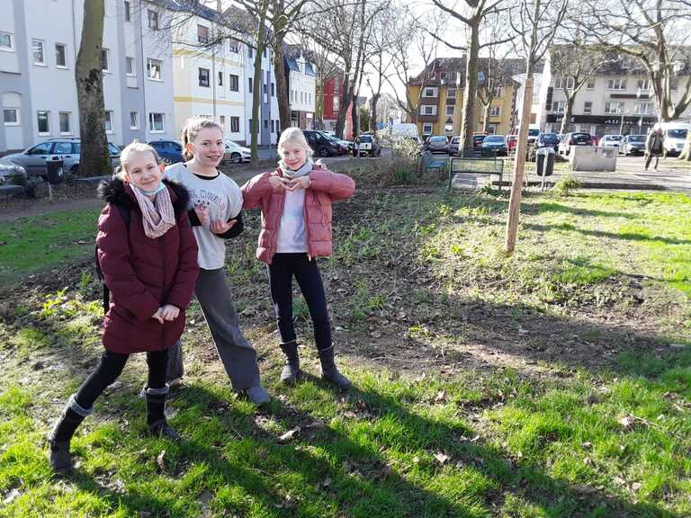 Aufräumen im Marktgarten  im Jahre 2022 mit Schülerinnen der Anne Frank Realschule