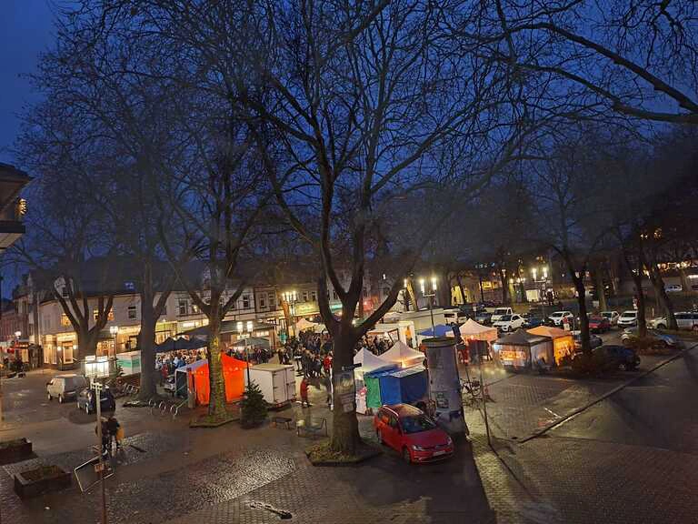 Weihnachtsmarkt am 07.12.2024 Blick über den Markt