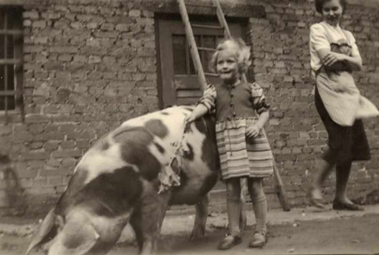 Mutter und Kind mit Schwein