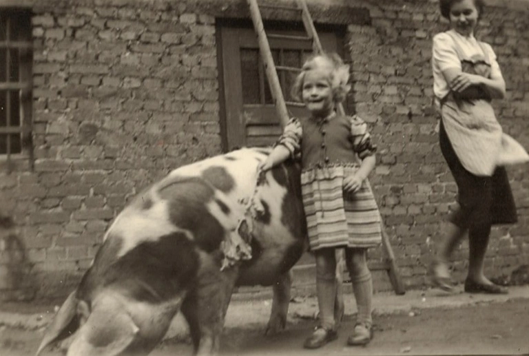 Mutter und Kind mit Schwein