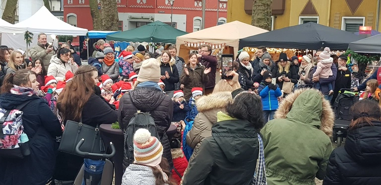 Weihnachtsmarkt am 02.12.2022 Stände und Besucher