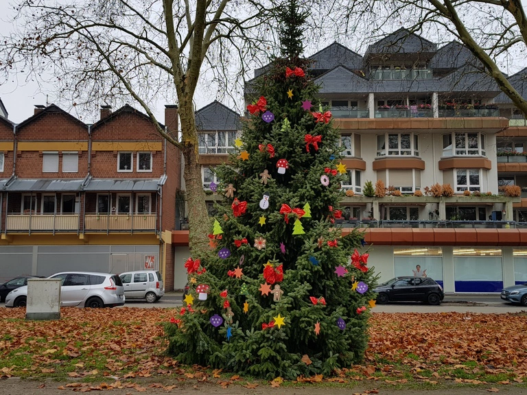 Weihnachtsmarkt am 7.12.2018. Geschmückter Weihnachtsbaum im Marktgarten