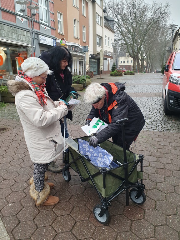 Weihnachtsbäume aufstellen in der Gerther Fußgängerzone 25.11.2025
