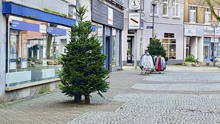 Weihnachtsbäume aufstellen in der Gerther Fußgängerzone