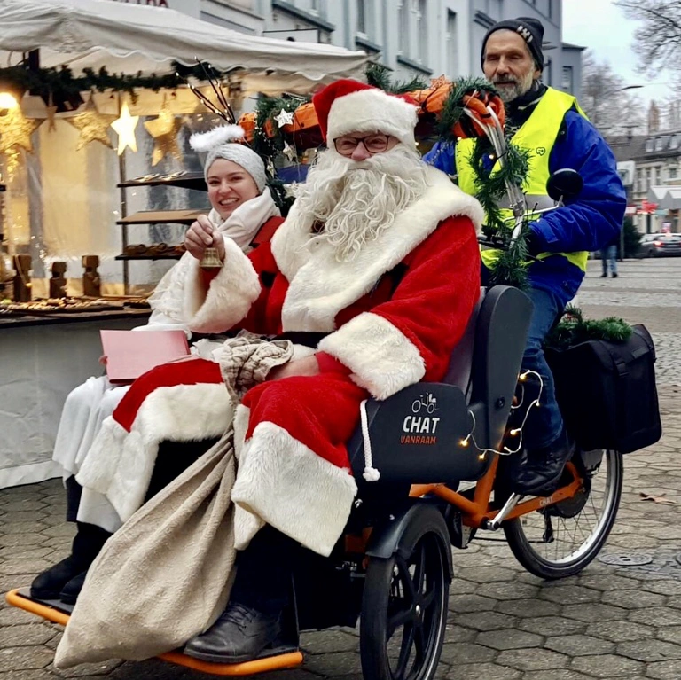 Weihnachtsmarkt am 03.12.2023 Nikolaus und Engelchen kommen mit der Fahrrad Rikscha