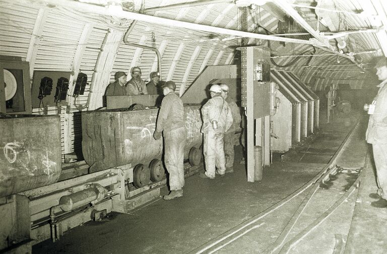Zeche Lothringen Untertage Bergmänner beim Beladen von Loren