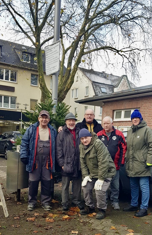 Weihnachtsbäume aufstellen in der Gerther Fußgängerzone