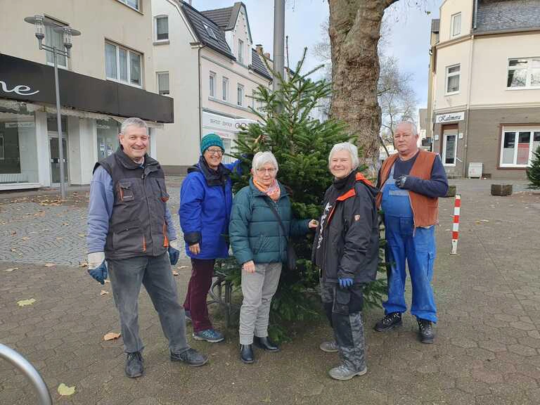 Weihnachtsbäume aufstellen 25.11.2022  in der Fußgängerzone
