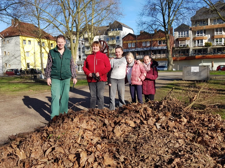 Marktgarten Reinigung 12.02.2022 Schülerinnen der Anne Frank Realschule und Gerther Treff