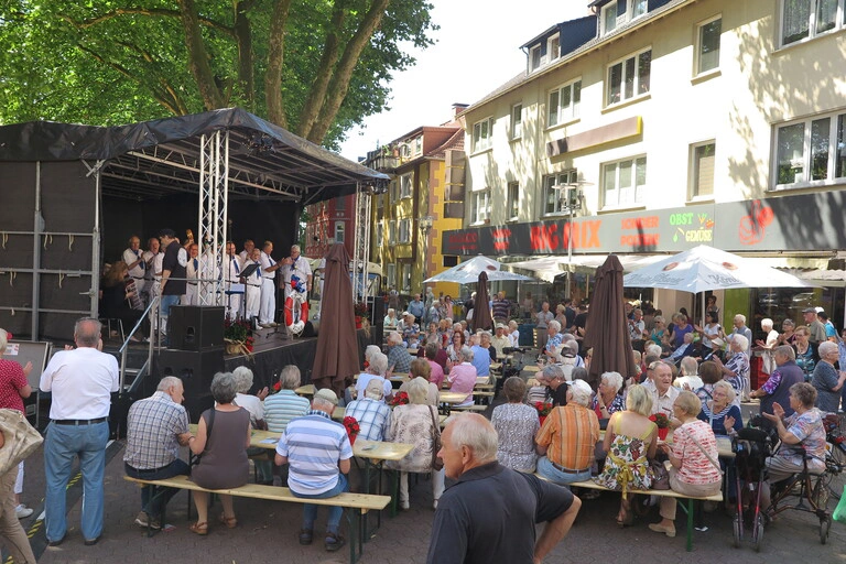 Gerther Sommer viele Besucher vor der Bühne