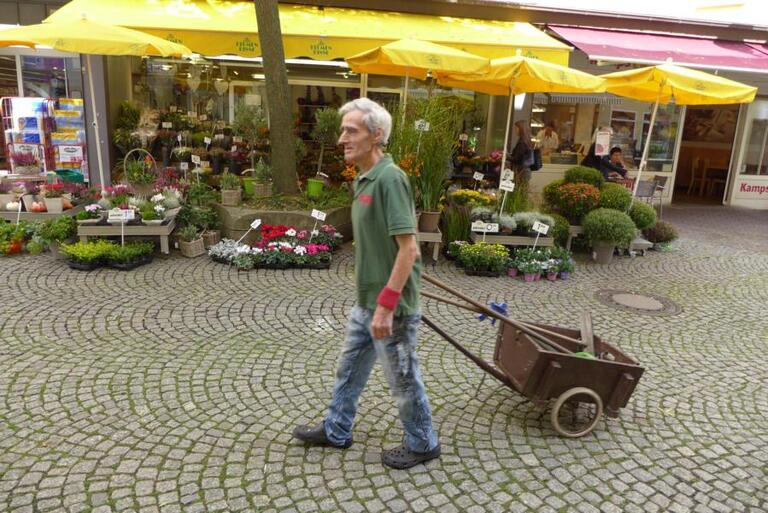 Blumenkübel Pflege  in der Gertrher Fußgängerzone 14.9.2015