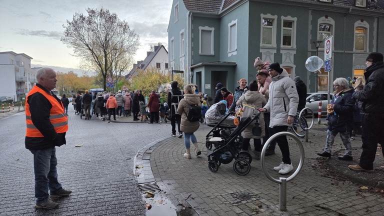 Erster Lichterlauf am 26.10.25 auf dem Weg zum Sportplatz