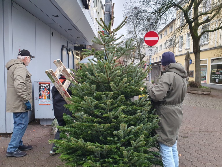 Weihnachtsbäume aufstellen in der Gerther Fußgängerzone