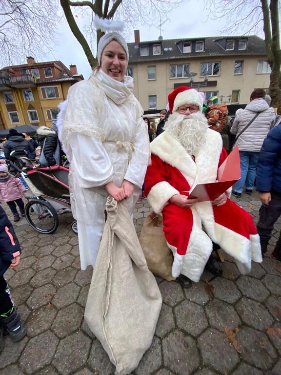 Weihnachtsmarkt 1.12.2023 Nikolaus und Engelchen, ein Dream Team