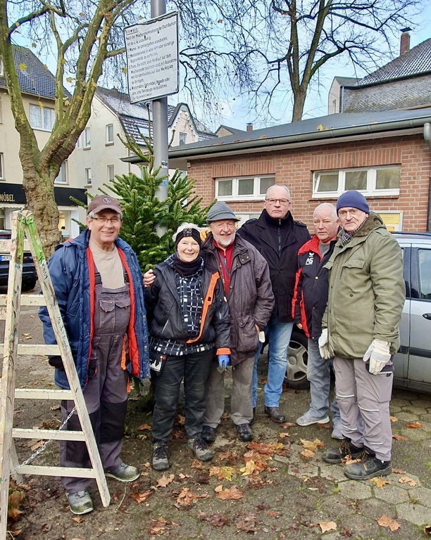 Weihnachtsbäume aufstellen in der Gerther Fußgängerzone