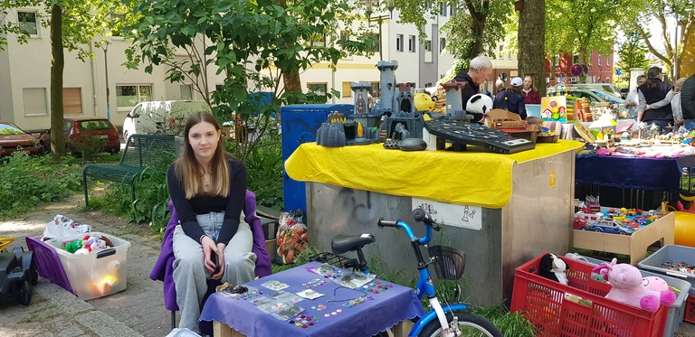 Flohmarkt am 10.05.2025 Flohmarkt Stände mit Jugendlichen und Kindern