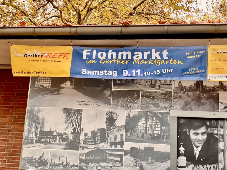 Weihnachts-Flohmarkt 9.11.2024 in Bochum Gerthe, Straßenbanner an der Marktbude