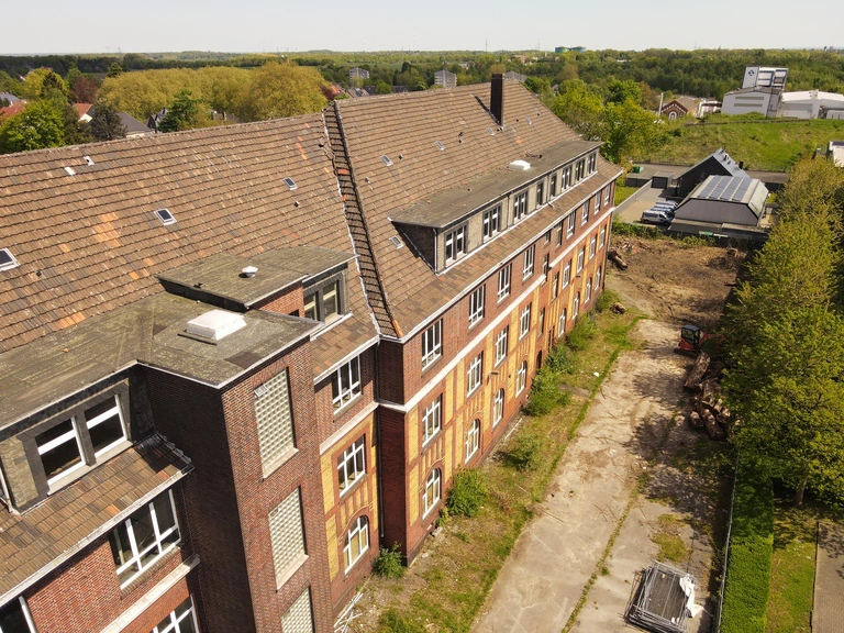 Altes Verwaltungsgebäude der Zeche Lothringen mit einer Drohne von hinten fotografiert