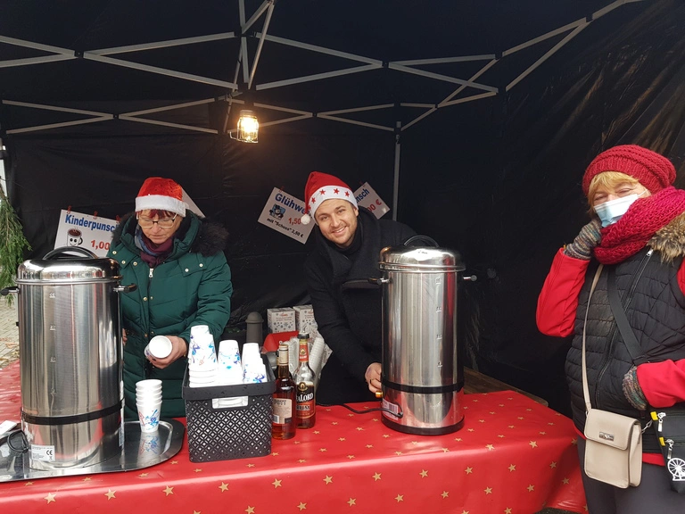 Glühwein-Team auf dem Weihnachtsmarkt 2021