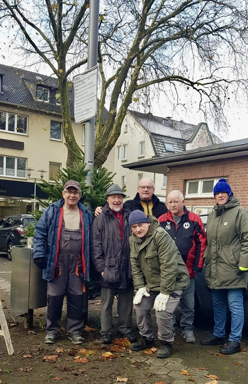 Weihnachtsbäume aufstellen in der Gerther Fußgängerzone