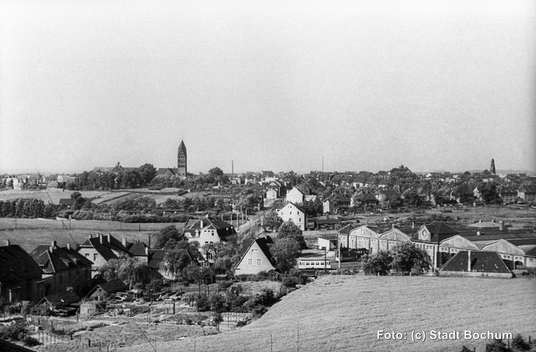Sicht von Lothringen V auf Gerthe, links Zwangsarbeiterlager, kath. Kirche, Straßenbahn Depot