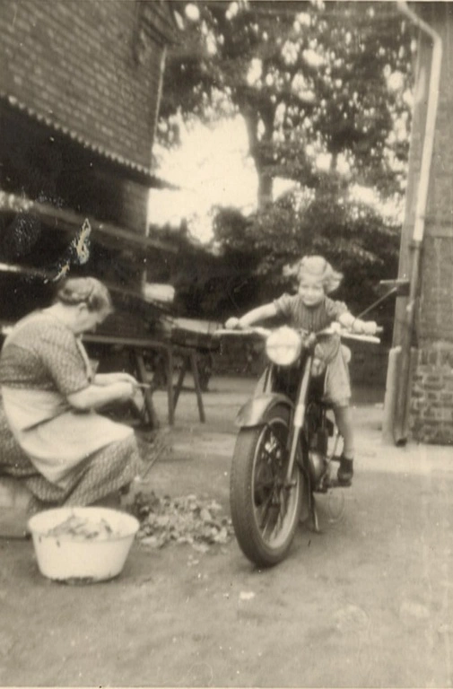 Kind auf dem Motorrad