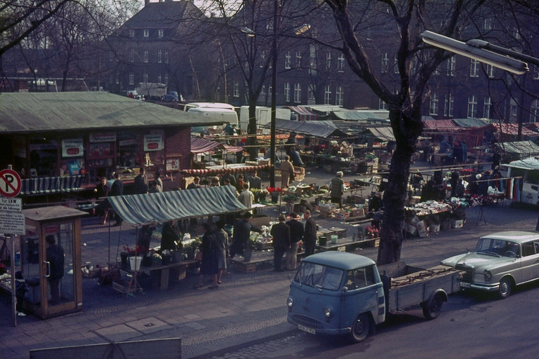 Markt an der Gertherstraße mit Markt Kiosk und Telefonzelle