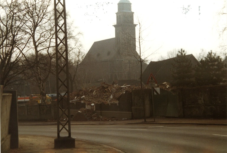 Erlöserkirche und abgerissener Hof Schrage