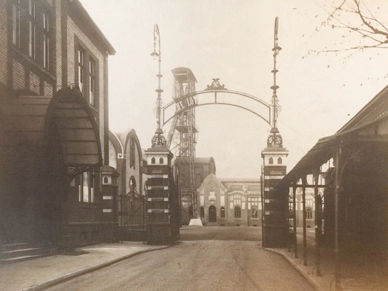 Torhaus Lothringen I+II, Eingang, links das Verwaltungsgebäude