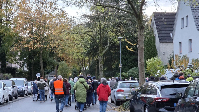 Erster Lichterlauf am 26.10.25 auf dem Weg zum Sportplatz