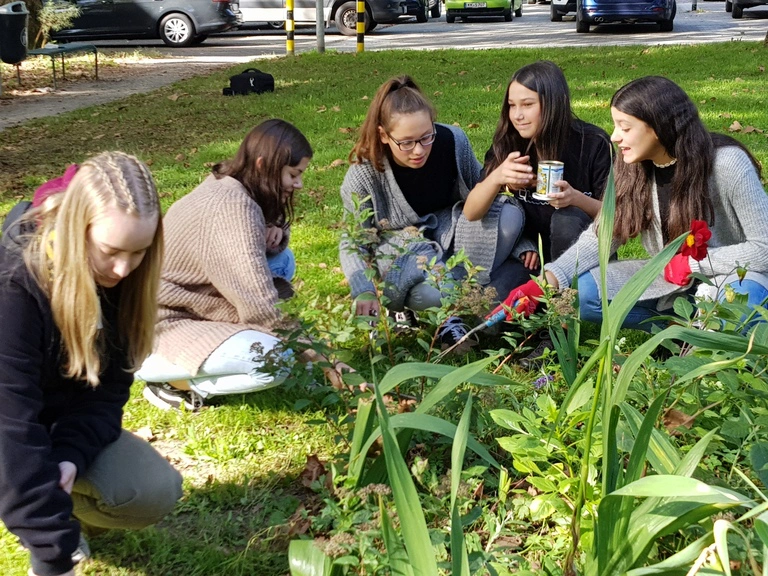 Marktgarten Blumenpflege Team der Anne Frank Realschule am 20.09.2019