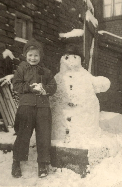 Kind mit Schneemann