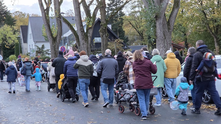 Erster Lichterlauf am 26.10.25 auf dem Weg zum Sportplatz