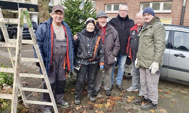 Weihnachtsbäume aufstellen in der Gerther Fußgängerzone