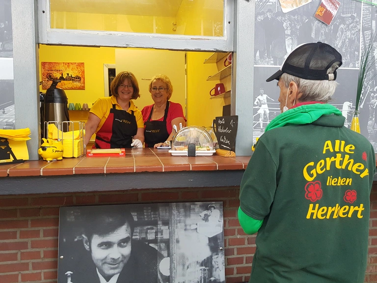 Teams am 2021 Kaffee anne Bude mit Herbert unserem Gärtner für Gerthe