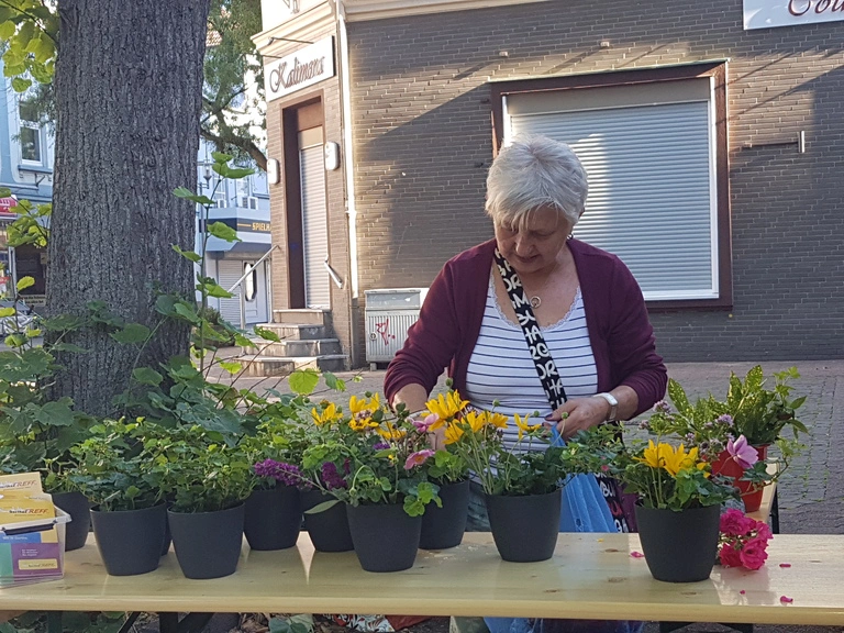 Kaffee anne Bude am 06.08.2022 Blumen für die Tische werden vorbereitet