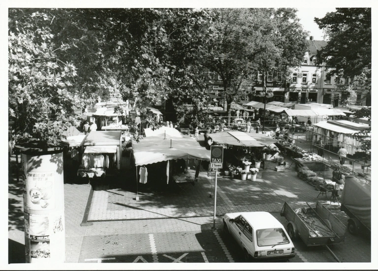 Gerther Marktleben, Marktstände, Litfaßsäule, Taxistände Blick Richtung Turnstraße