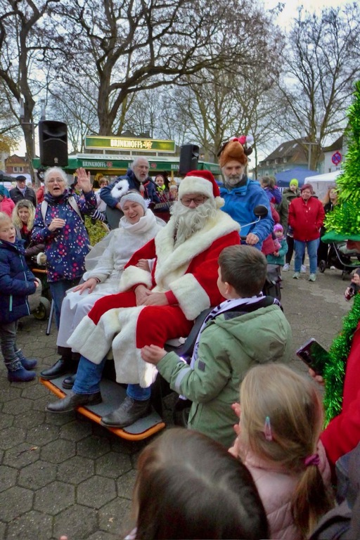Gerther Weihnachtsmarkt am 05.12.2025 Nikolaus kommt mit dem Engelchen auf der Fahrrad Rickscha