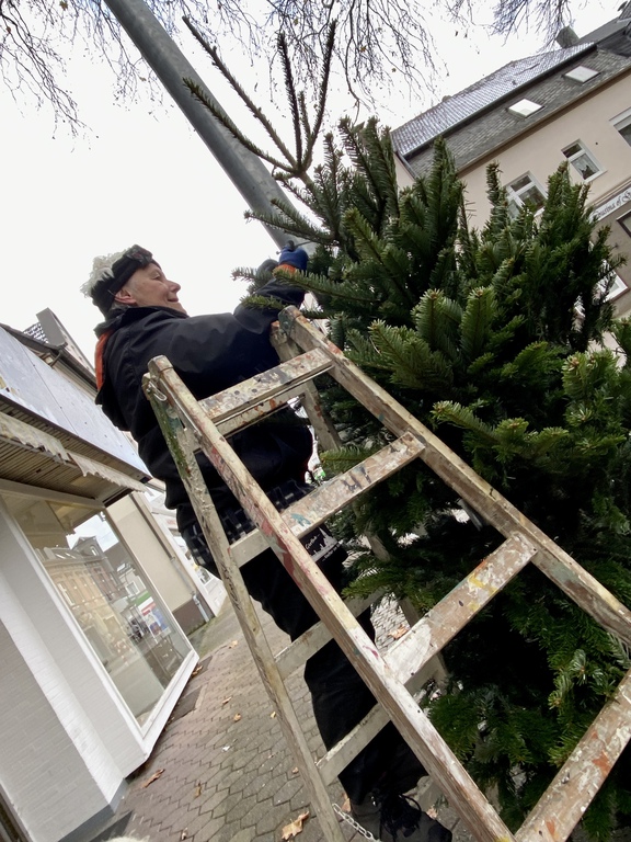 Weihnachtsbäume aufstellen in der Gerther Fußgängerzone
