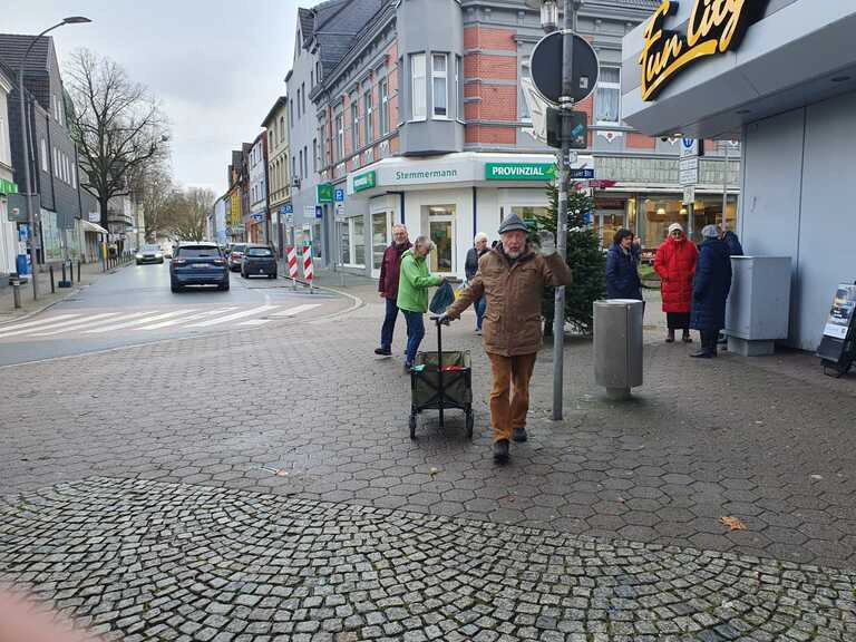 Weihnachtsbäume in der Fußgängerzone abschmücken am 07.01.2025