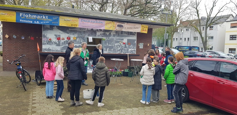 Neue Bepflanzung der Blumenkübel mit Frau Hasenkamp 21.04.2023