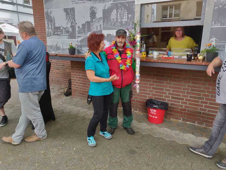Teams 2021 Kaffee anne Bude mit Herbert unserem Gärtner für Gerthe