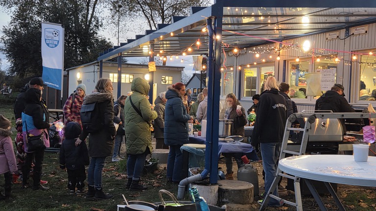 Erster Lichterlauf am 26.10.25 Endstation auf dem Fußballplatz in Gerthe